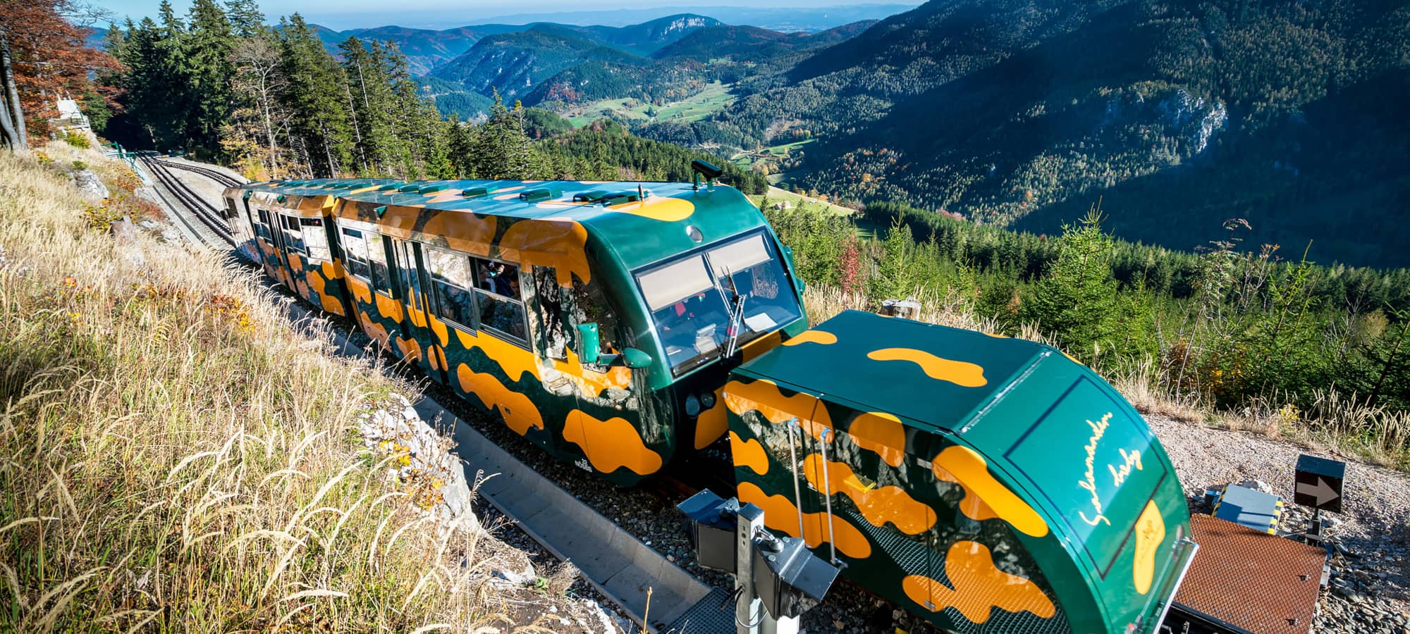 Der Salamanderzug auf dem Weg zum höchstgelegenen Bahnhof Österreichs