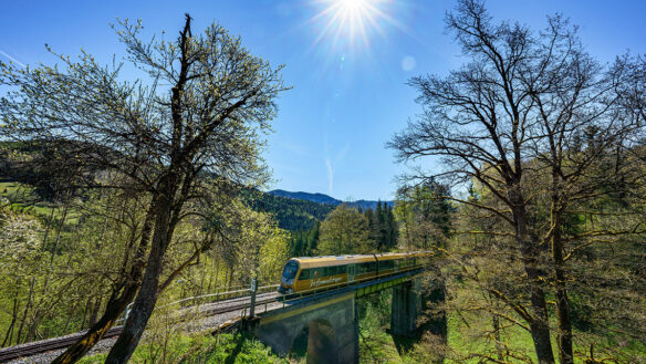 Himmelstreppe fährt über Viadukt