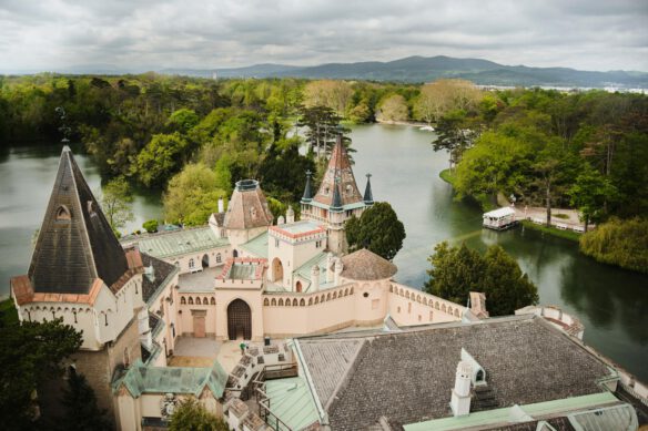 Ausblick vom Hohen Turm der Franzensburg im Schlosspark Laxenburg in Niederösterreich.