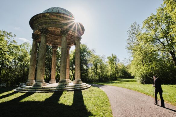 Der Concordia-Tempel im Schlosspark Laxenburg bei strahlendem Sonnenschein.