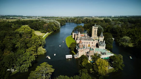 Eine Luftaufnahme der Franzensburg und des Schlossteichs im Schlosspark Laxenburg.