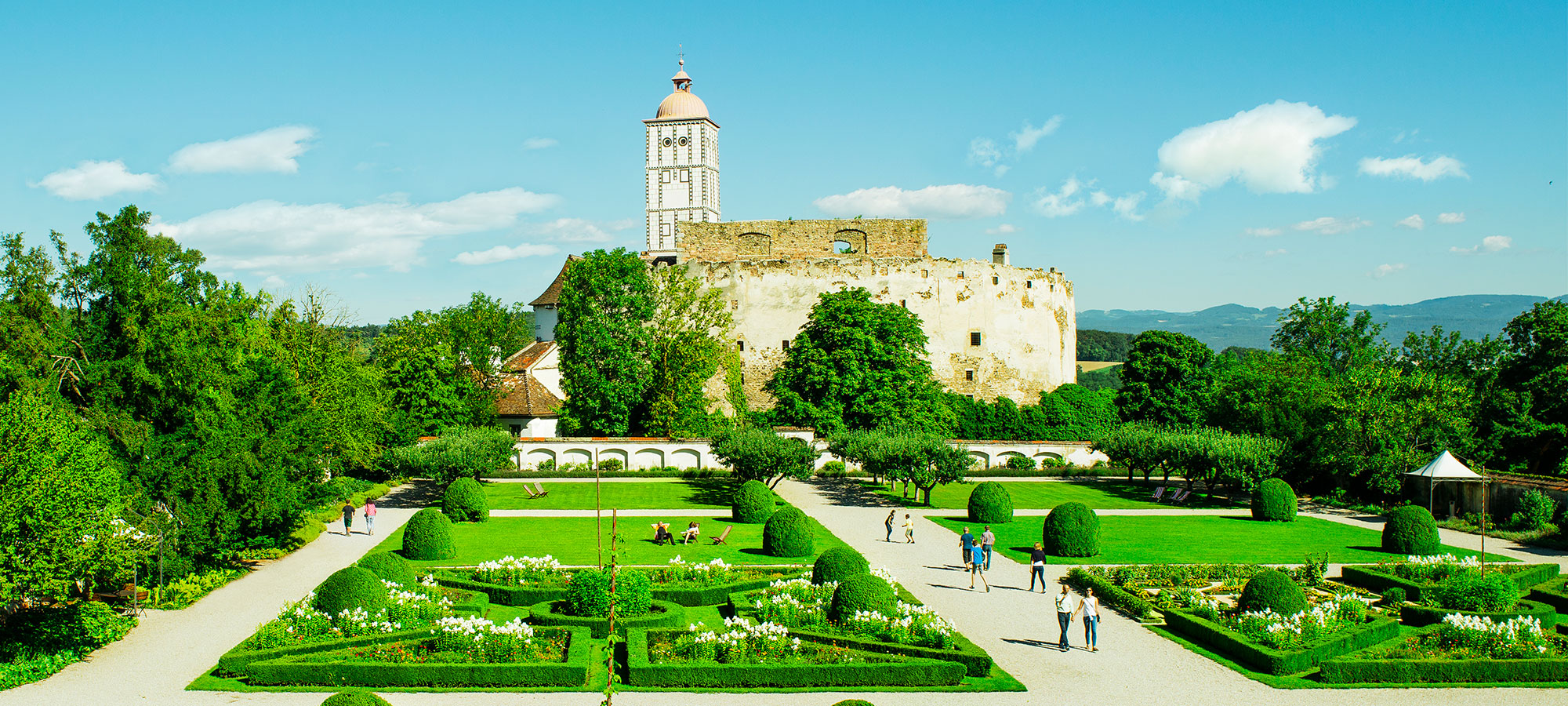 Blick in den Schlossgarten und zur Schallaburg