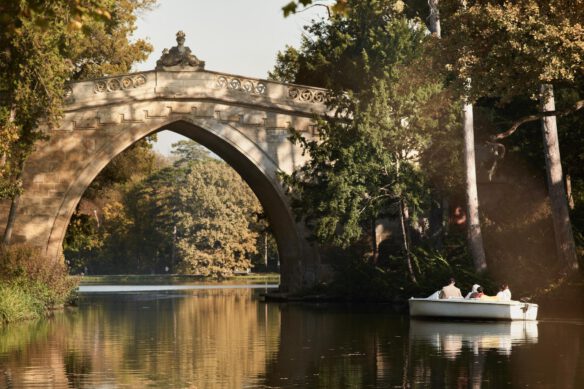 Ein Boot fährt zur Gotischen Brücke im Schlosspark Laxenburg.