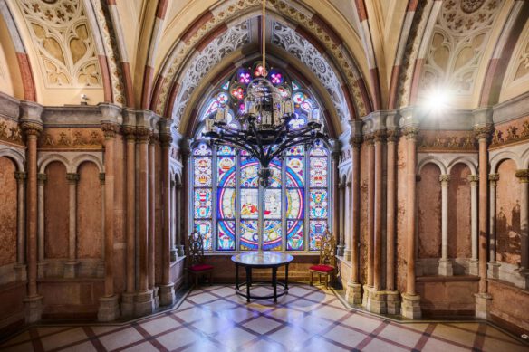 Die prachtvollen Glasfenster im marmorverkleideten Speisesaal der Franzensburg.
