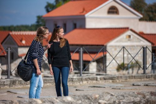 Menschen im römischen Stadtviertel