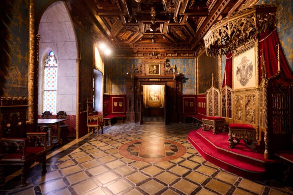 Der Thronsaal mit vergoldetem Thronensemlbe und Gemälden in der Franzensburg.