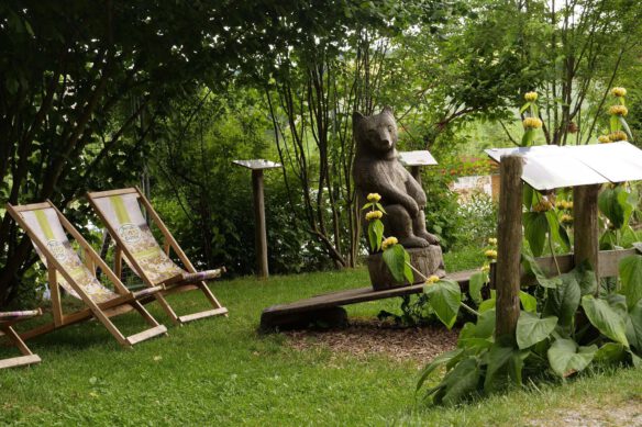 Sitzmöglichkeiten und Wippe im Bärenwald