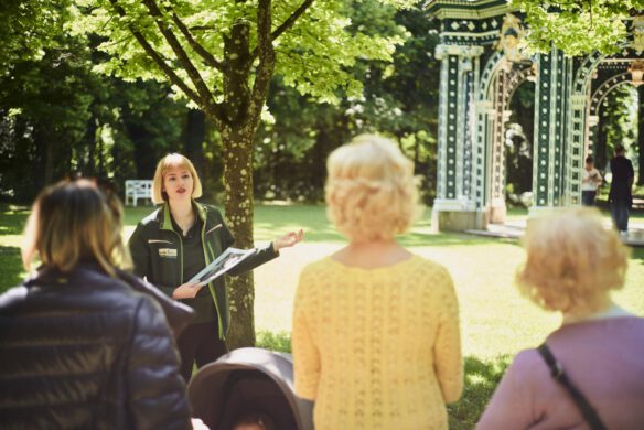 Eine Kulturvermittlerin bei einer histrorischen Parkführung im Schlosspark Laxenburg.