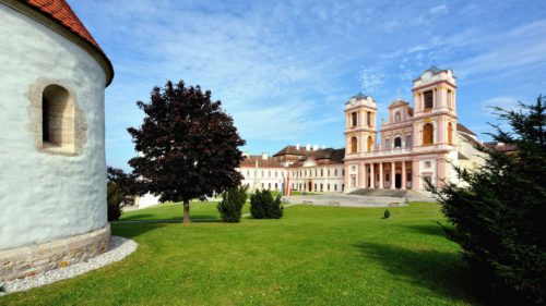 Der Innenhof von Stift Göttweig mit der Stiftskirche