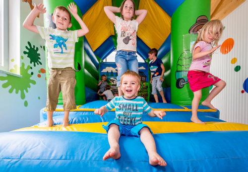 Die Hüpfburg im Kinderparadies erfreut die Kinder besonders!