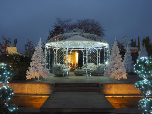 Beleuchteter Pavillon im Falco-Garten