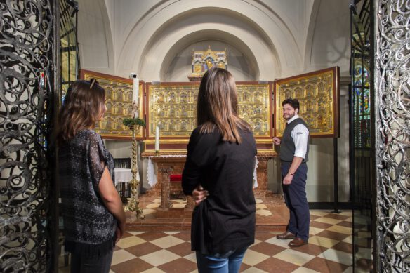 Der Verduner Altar wird im Zuge einer Führung besichtigt.