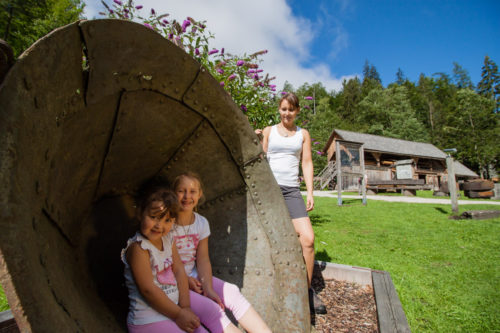 Kinder beim Eingangsbereich der Erlebniswelt Mendlingtal