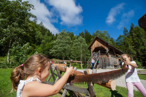Kinder im Eingangsbereich der Erlebniswelt Mendlingtal