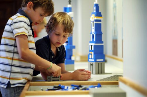 Tausende Bausteine laden ein den Kirchturm nachzubauen